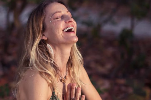 mujer sonriendo El dulce que mejora el humor y protege el corazón: no es lo que pensás. (Foto: Pinterest)