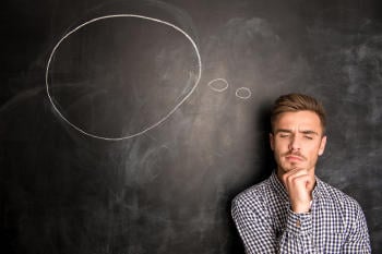 joven pensando joven pensando