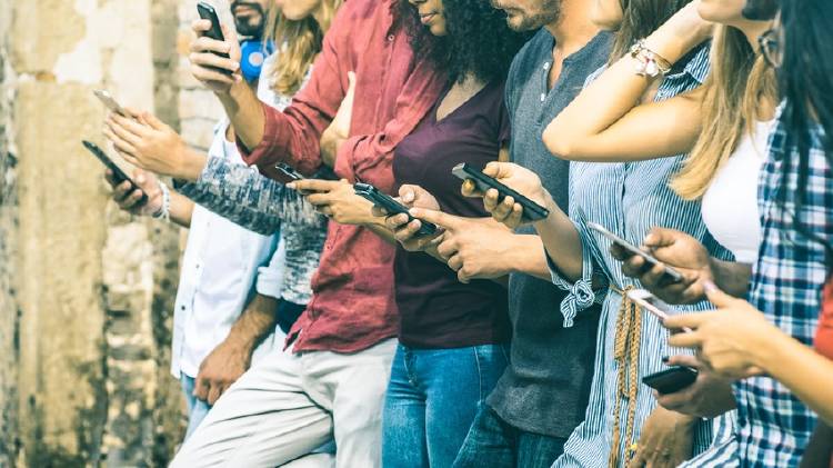 jovenes smartphone grupo de jovenes usando smartphones
