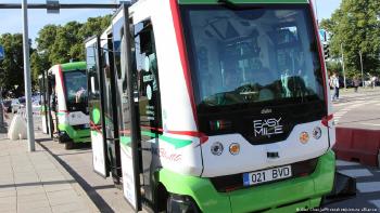 Transporte gratuito sin conductor en Europa Dos autobuses sin conductor esperan por pasajeros en Tallin.