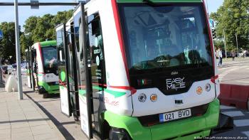 Dos autobuses sin conductor esperan por pasajeros en Tallin.