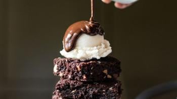 brownie Hay muchas alternativas que no solo son deliciosas, sino también postres veganos para disfrutar (Foto: Pinterest)