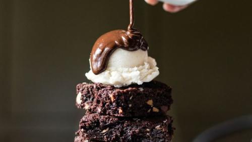 brownie Hay muchas alternativas que no solo son deliciosas, sino también postres veganos para disfrutar (Foto: Pinterest)