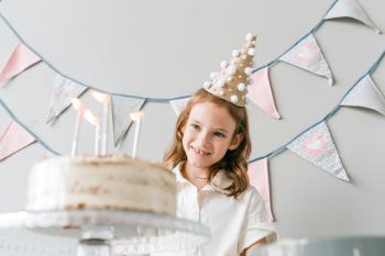 Niña en el festejo de su cumpleaños