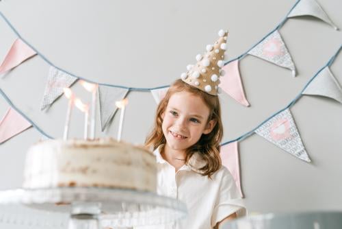 Foto de Ivan Samkov en Pexels Niña en el festejo de su cumpleaños