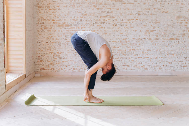hombre practica yoga hombre practica yoga