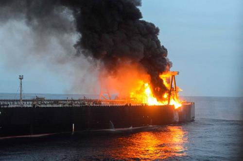 Se incendia un carguero lleno de productos químicos en la costa de Sri Lanka