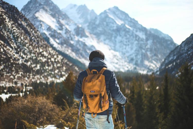 Foto de Oziel Gómez en Pexels Hombre practicando senderismo en la montaña