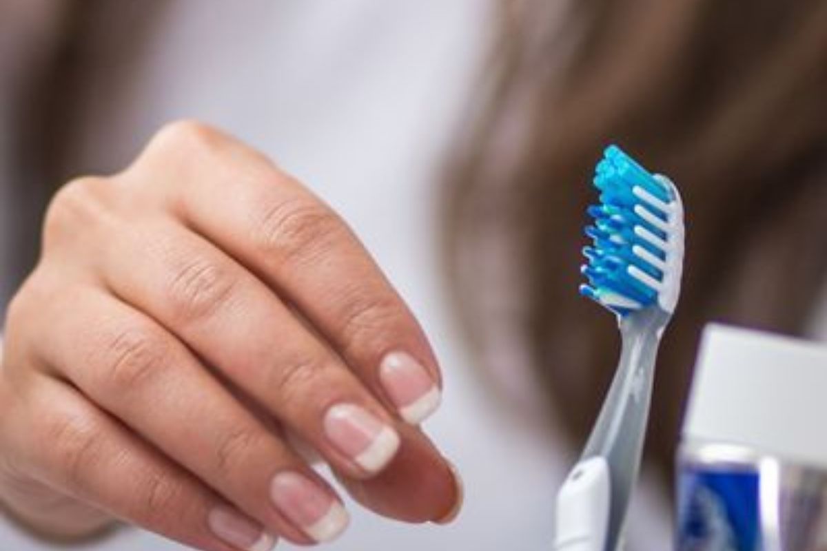 Lo que parece un gesto menor al final del día puede influir en la salud de la boca y en el bienestar general sin que muchos lo perciban. (Imagen: Pinterest)