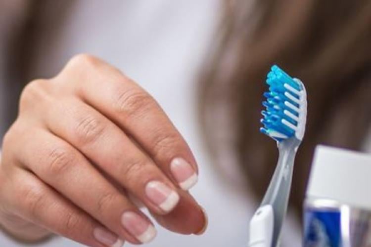 cepillo de dientes Lo que parece un gesto menor al final del día puede influir en la salud de la boca y en el bienestar general sin que muchos lo perciban. (Imagen: Pinterest)