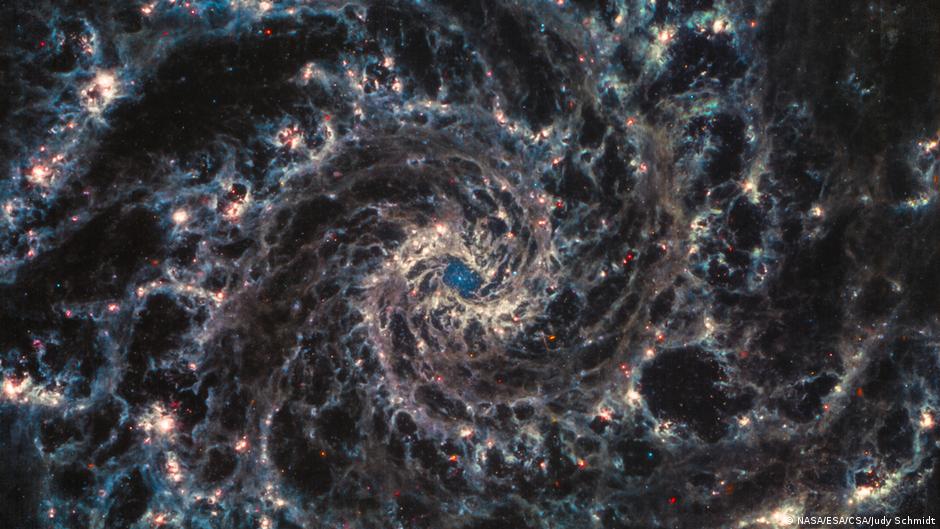 Imágenes del telescopio espacial James Webb de NGC 628 (la \"galaxia fantasma\").