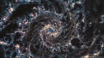 Imágenes del telescopio espacial James Webb de NGC 628 (la \"galaxia fantasma\").