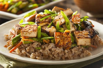 tofu con arroz y verduras