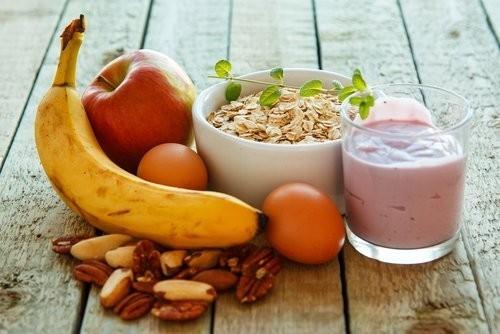 Los niños que desayunan tienden a ser más sanos y son más propensos a participar en actividades físicas Los niños que desayunan tienden a ser más sanos y son más propensos a participar en actividades físicas