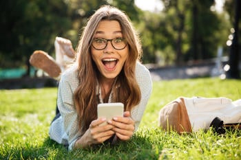 mujer sorprendida por publicidad  ¿Por qué cuando hablo de un producto me aparece publicidad de él?