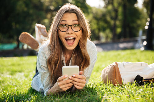 mujer sorprendida por publicidad ¿Por qué cuando hablo de un producto me aparece publicidad de él?