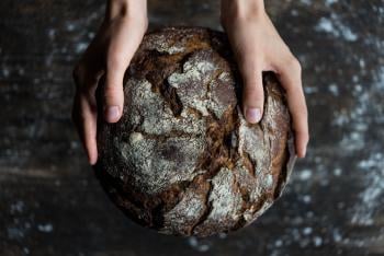 Foto de Flo Maderebner en Pexels Manos sosteniendo pan horneado
