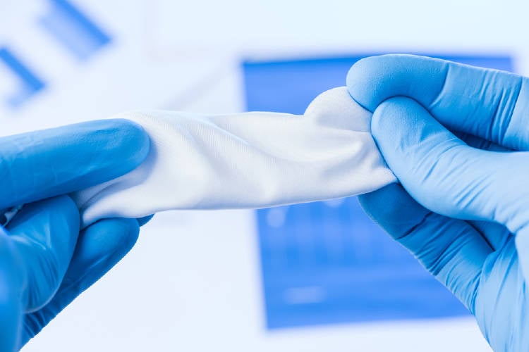 guantes tela blanca Manos sostienen un trozo de tela blanca