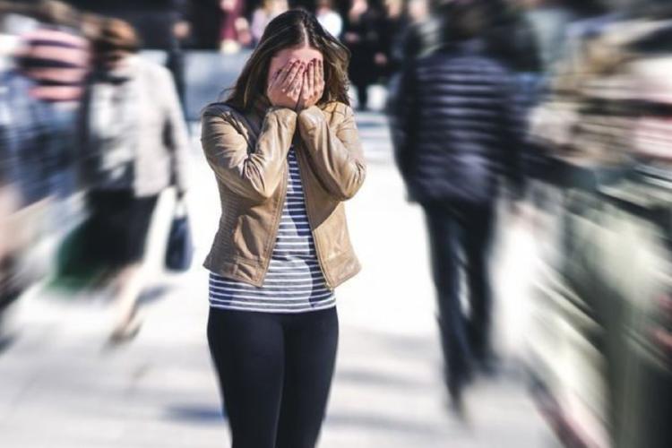 ansiedad La urban loneliness no es solo un estado emocional pasajero, sino que puede derivar en depresión, ansiedad, problemas de autoestima y hasta somatizar en el cuerpo con estrés crónico. (Foto: Pinterest)