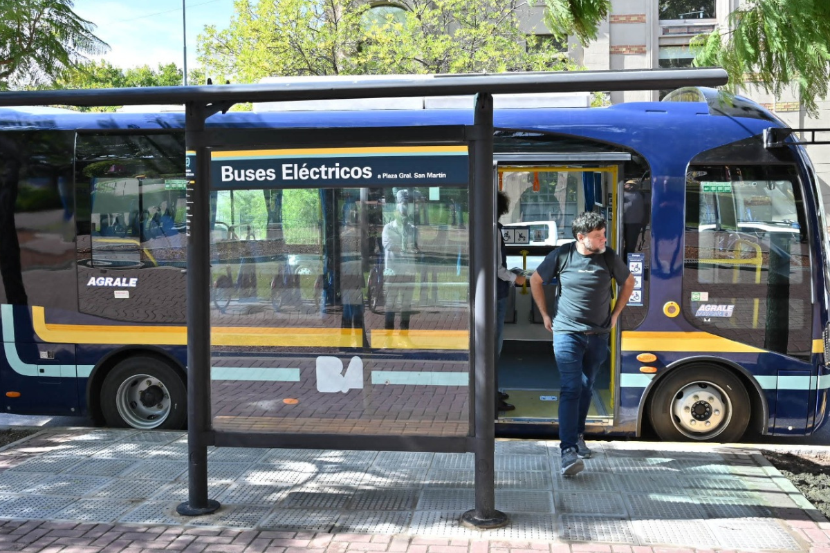 Transporte GCBA Las unidades cuentan con cámaras de seguridad, sensores de conteo de pasajeros y un sistema de códigos QR para conocer cuándo llegará el próximo bus.