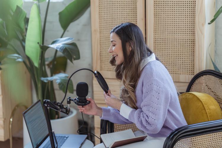 Mujer grabando un podcast