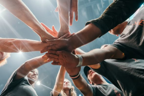 manos unidas Cada vez más jóvenes se organizan para transformar su realidad y cuestionar el rol del Estado. (Imagen: Pinterest)