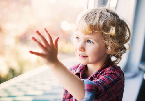 niño sonriente ventana