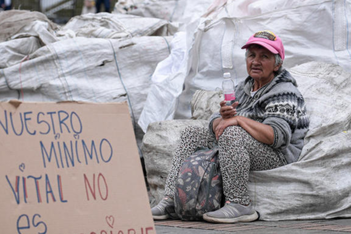 protesta bogota Las botellas PET (es decir, polietilentereftalato) es un plástico polimérico utilizado en envases, especialmente botellas para bebidas. (msn.com)
