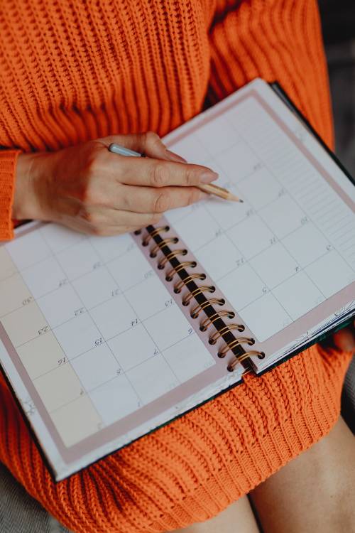 Una mujer usando una agenda