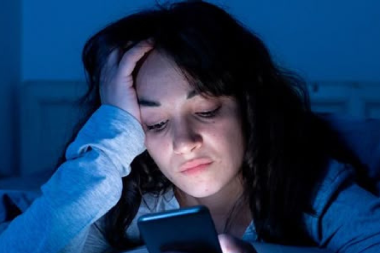 mujer con celular El descanso se ve afectado cuando reducimos nuestras horas de sueño y nos exponemos a la luz de las pantallas justo antes de dormir. (Foto: Pinterest)