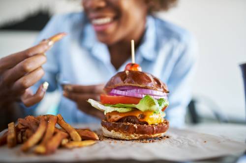 mujer come hamburguesa