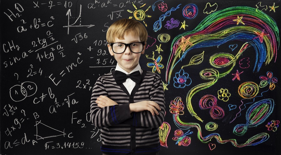 niño inteligente con lentes estudiando matematica y artes