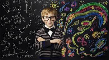niño inteligente con lentes estudiando matematica y artes