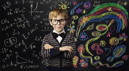 niño inteligente niño inteligente con lentes estudiando matematica y artes