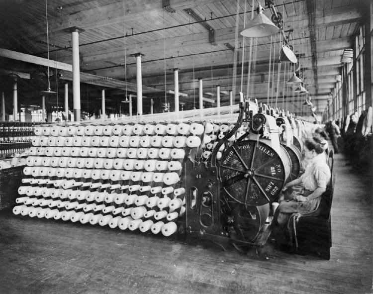 mujeres trabajando fabrica