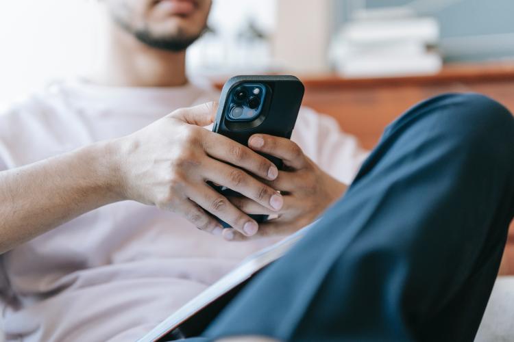 Hombre sosteniendo un teléfono celular