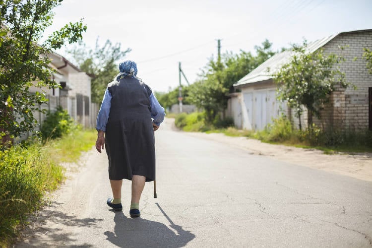 mujer Anciana caminando mujer Anciana caminando