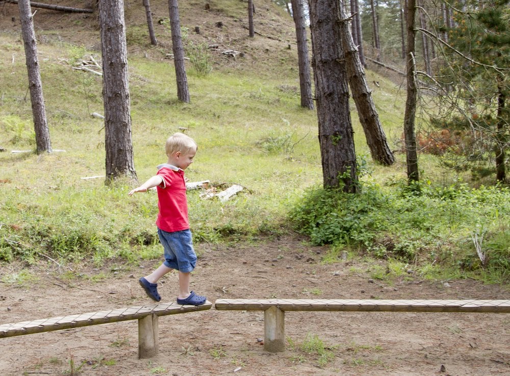 niño parque juego Aumentar el riesgo en el espacio de juego es bueno para los niños
