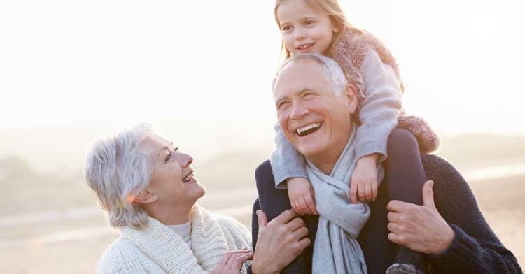 abuelos nieta Abuelos caminando con su nieta