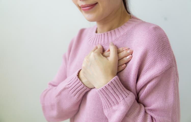 Foto de Puwadon Sang ngern en Pexels Mujer vistiendo un suéter rosa