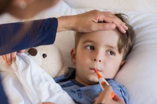 niño enfermo Cada año nacen 74.000 niños con hepatitis C en el mundo: un estudio revela cifras alarmantes país por país. (PINTEREST)