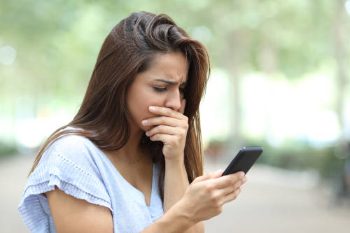 mujer preocupada celular