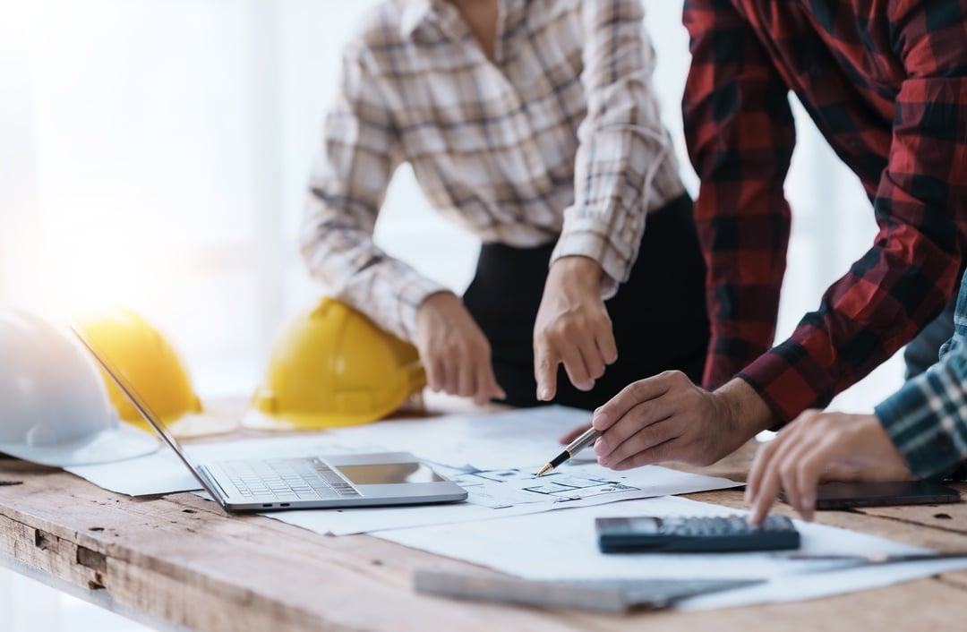 Personas trabajando analizando resultados Personas trabajando analizando resultados