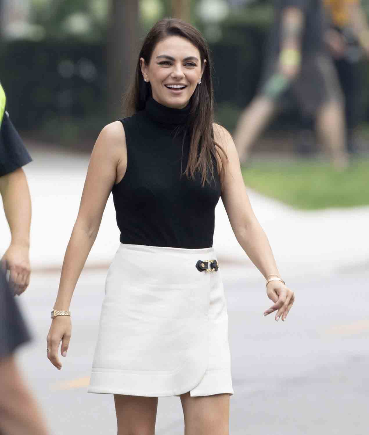 MILA KUNIS 2 MILA KUNIS 2