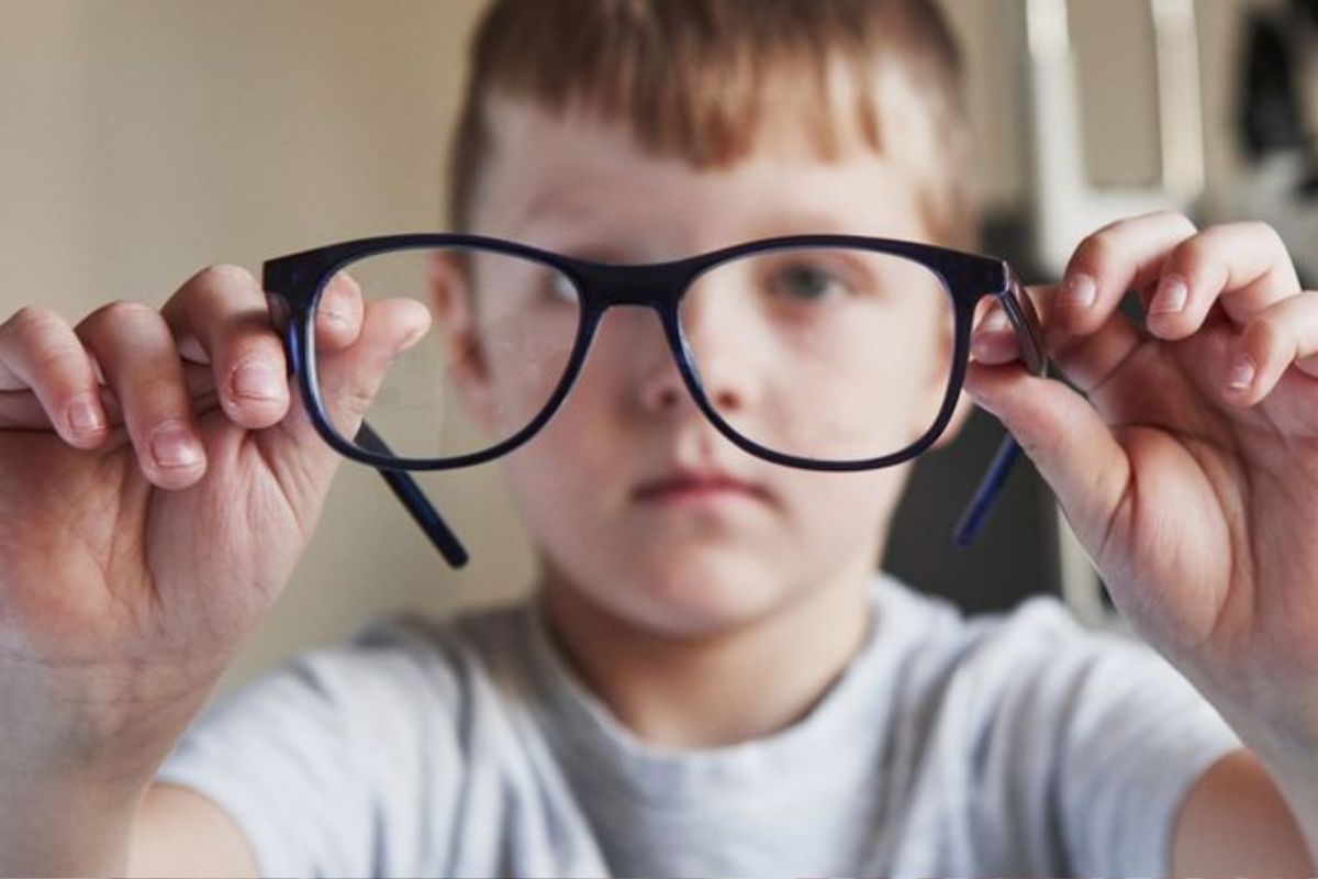 miopia infantil Un reciente estudio sugiere que la exposición prolongada a la contaminación del aire podría estar relacionada con el aumento de casos de miopía en niños. (Imagen: Pinterest)
