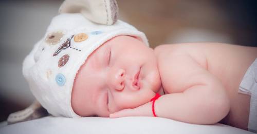 Enfermera muestra cómo dormir a un bebé rápidamente y se hace famosa en las redes