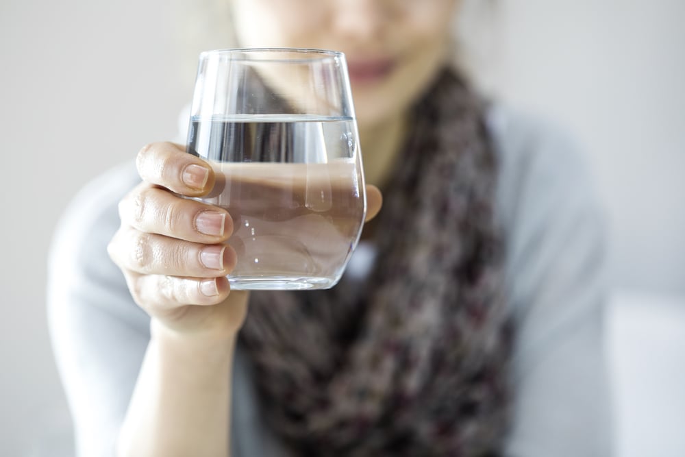 Una mujer bebe agua