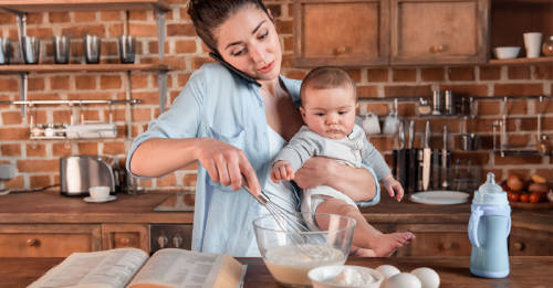 estudio revela cuanto deberian ganar amas de casa madre ama de casa cocinando con sus bebe en brazos, hablando por telefono al mismo tiempo. concepto de multitasking