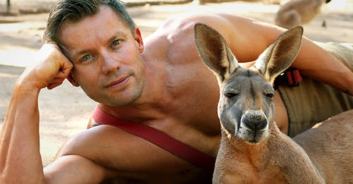 Bomberos australianos posan con animales por una buena causa