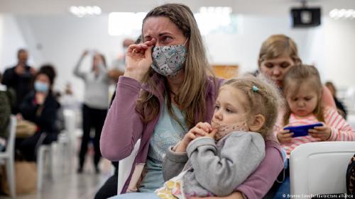 Empatía emociones Mujer llorando con beba en brazos
